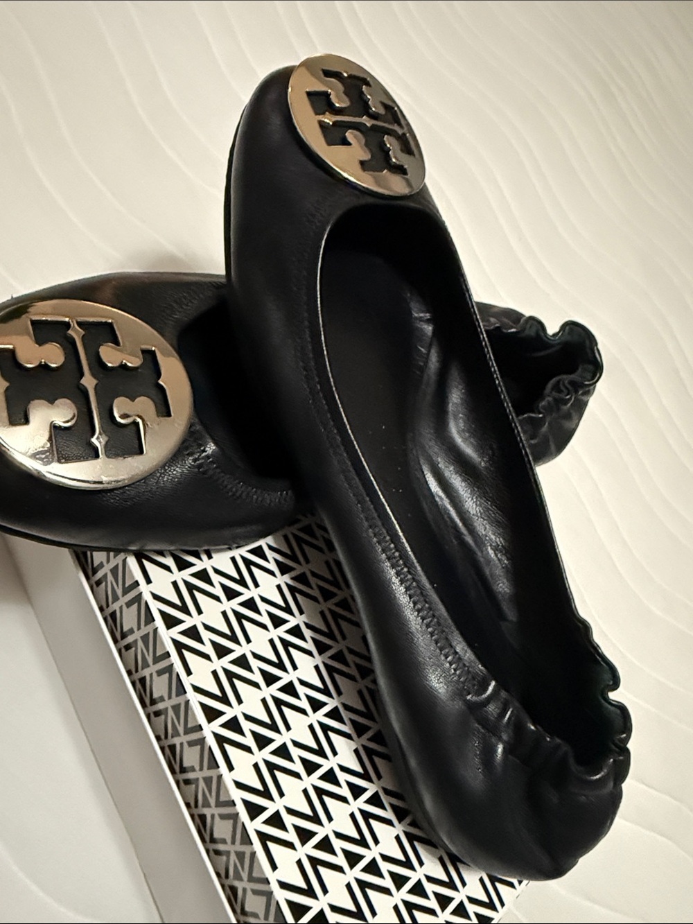 Tory Burch Black Leather Logo Ballet Flats Size 9.5 - Picture 4 of 8